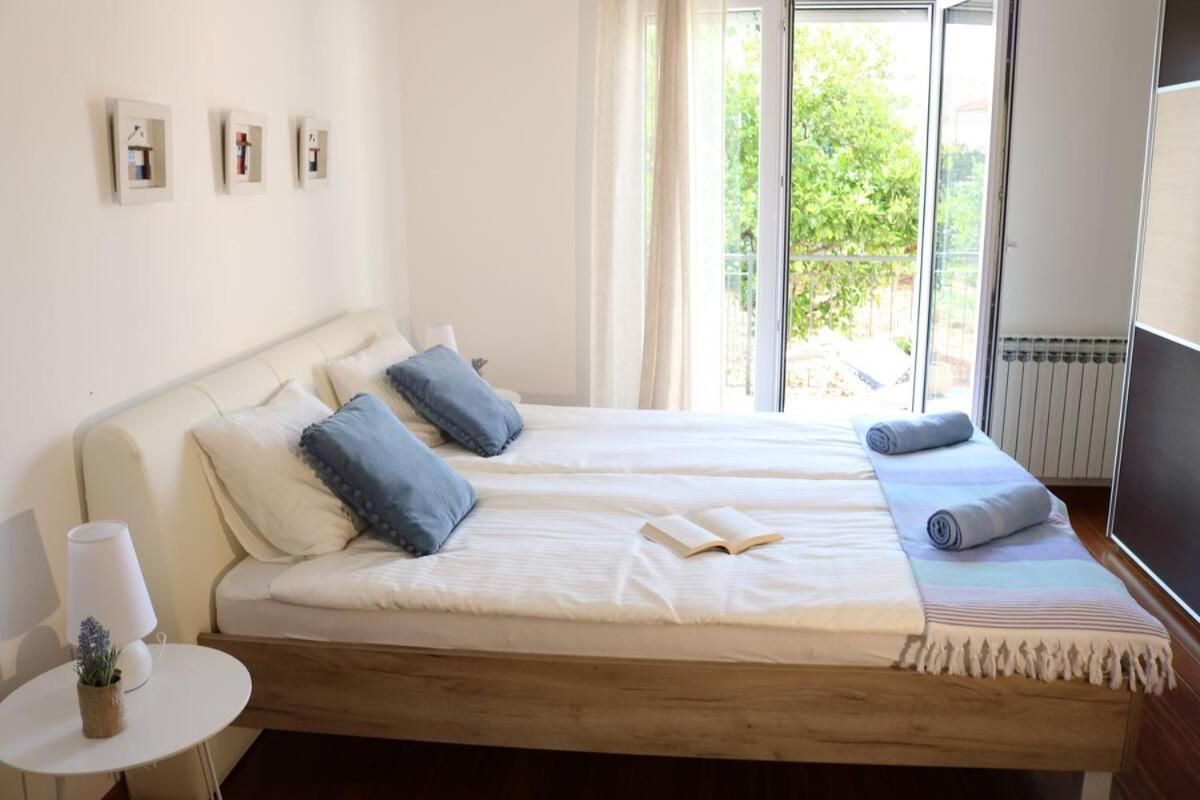 Apartments Ela Trogir Exterior photo